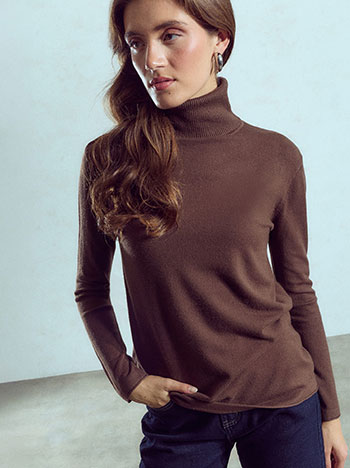 Turtleneck with raw hem in brown