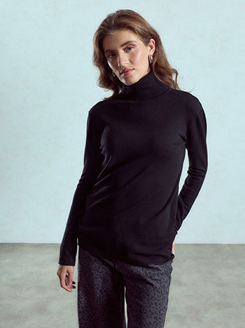 Turtleneck with raw hem in black