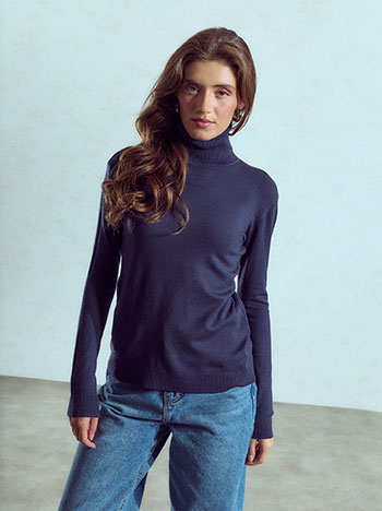 Solid turtleneck in dark blue
