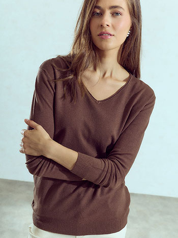 V neckline sweater in brown
