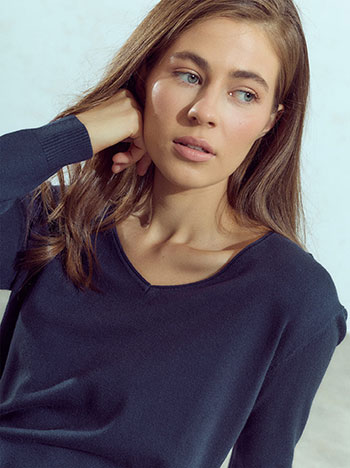 V neckline sweater in dark blue
