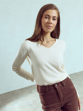 V neckline sweater in off white