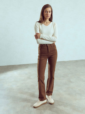 Straight leg jeans in brown