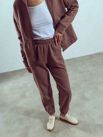 Sweatpants with elastic hemline in brown