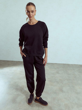 Sweatpants with elastic hemline in black
