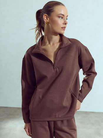 Sweatshirt with zip in brown