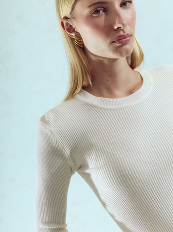 Solid ribbed top in off white