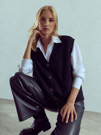 Knit vest with pockets in black