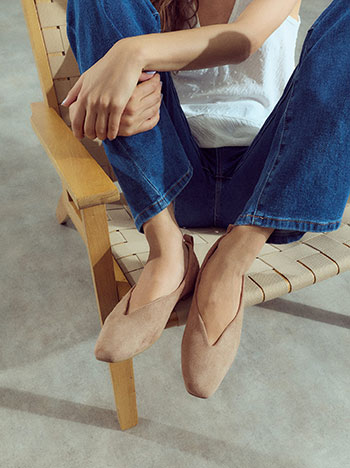 V-cut ballet flats in dark beige