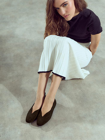 V-cut ballet flats in black
