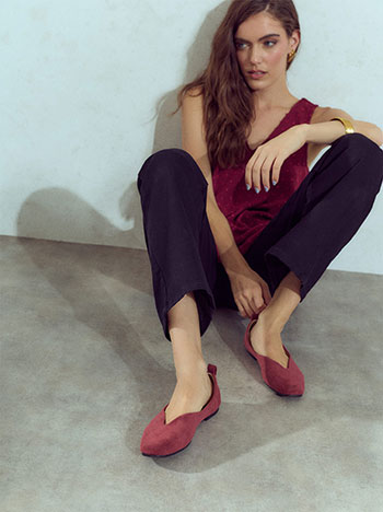 V-cut ballet flats in wine red
