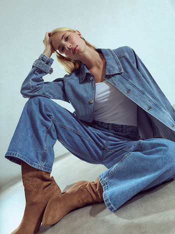 Denim jacket with point collar in blue