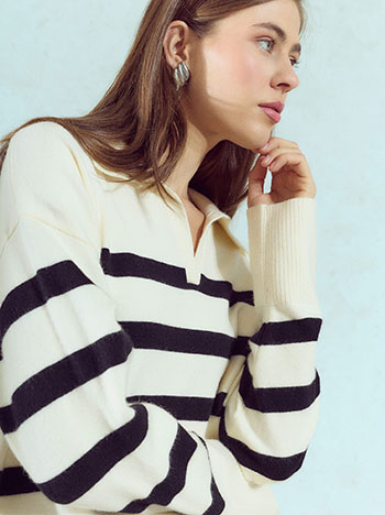 Striped sweater with point collar in off white