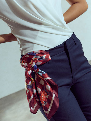 Checked scarf with dogs in wine red