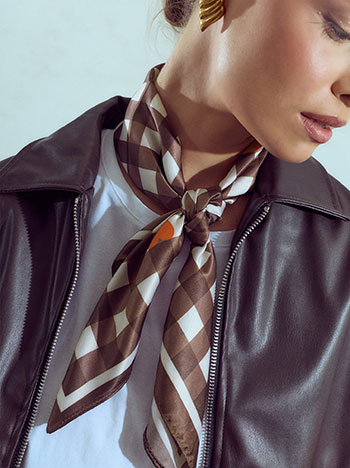 Checked scarf with hearts in brown