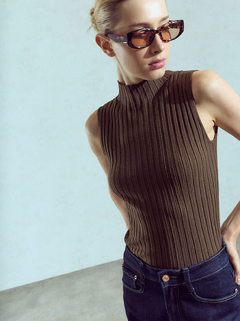 Ribbed sleeveless sweater in brown