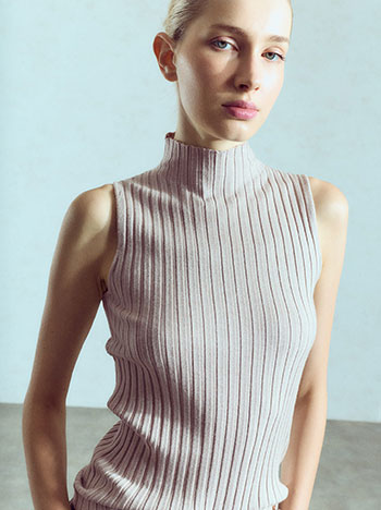 Ribbed sleeveless sweater in light brown