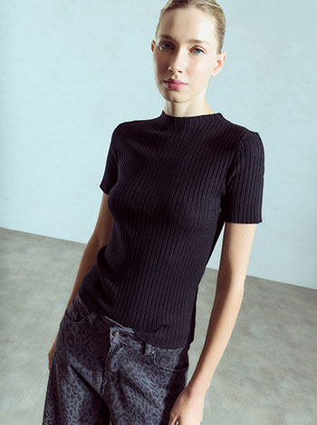 Ribbed elastic top in black