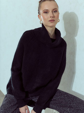 Knit solid turtleneck in black