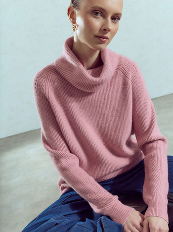 Knit solid turtleneck in pink