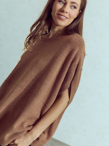Sweater with decorative seam in camel