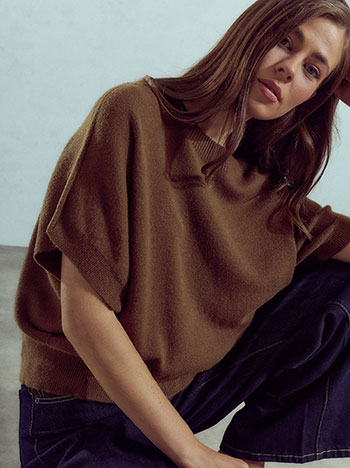 Short sleeved sweater in brown
