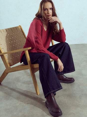 Sweater with side slits in wine red