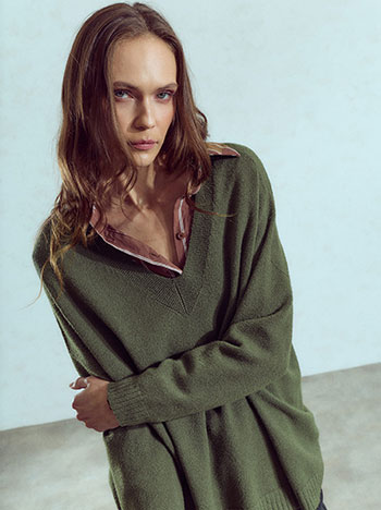 Sweater with side slits in khaki