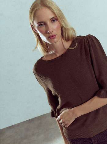 Sweater with ruffled sleeves in brown