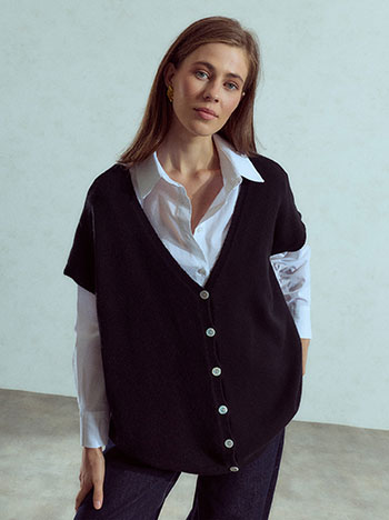 Sleeveless solid cardigan in black