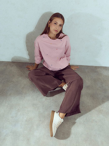 Sweatshirt with embroidered details in pink