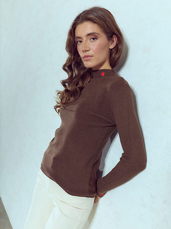 Sweater with embroidered hearts in brown