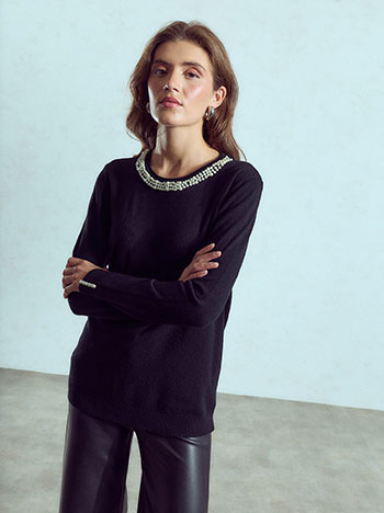 Sweater with pearls in black