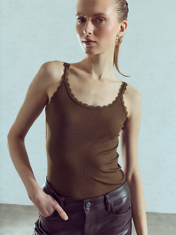 Ribbed top with lace in brown