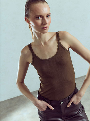 Ribbed top with lace in brown