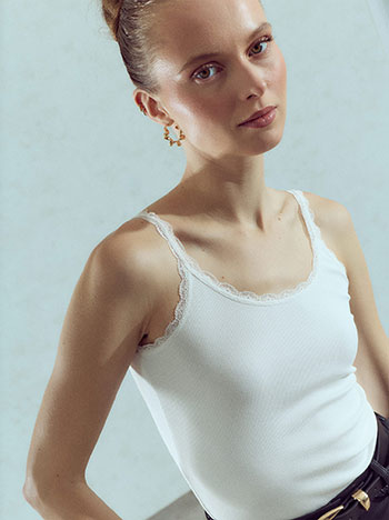 Ribbed top with lace in white