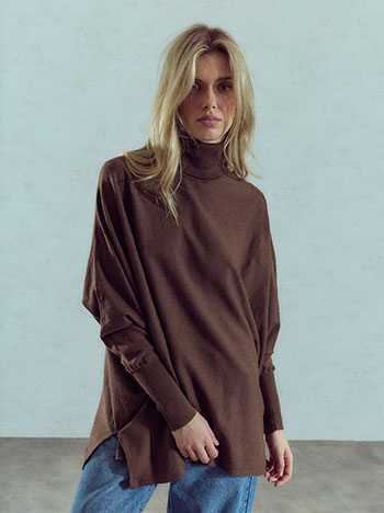 Solid oversized turtleneck in brown