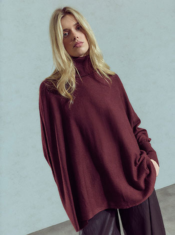 Solid oversized turtleneck in wine red