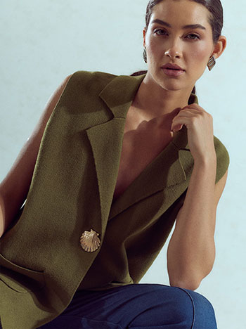Knit vest with seashell in khaki