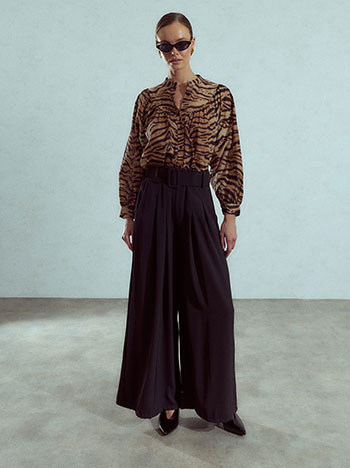 Wide leg trousers in black