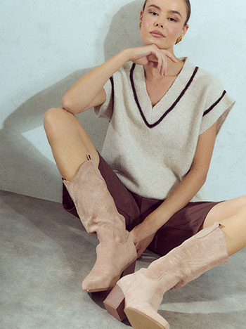 Cowboy boots with stitched details in beige