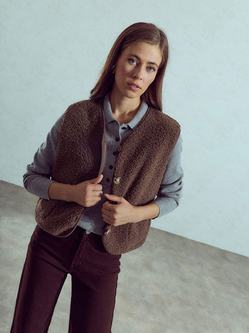 Boucle vest in brown