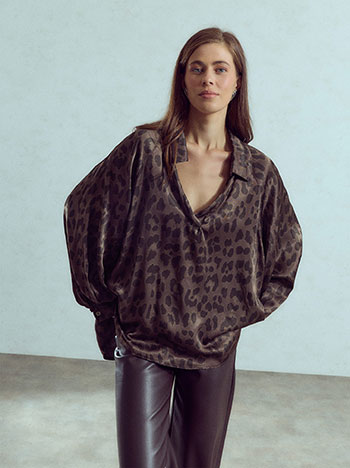 Satin leopard blouse with collar in brown
