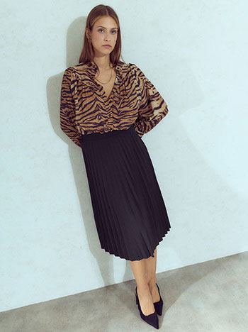 Pleated midi skirt in black