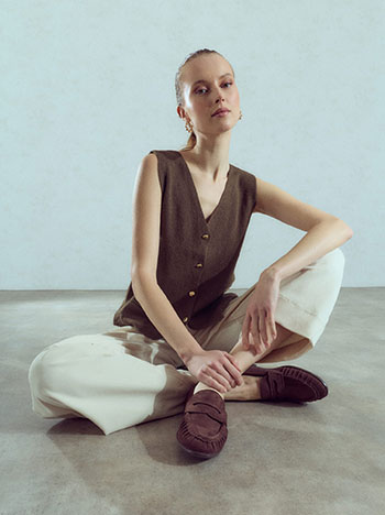 Knit vest with textured buttons in brown