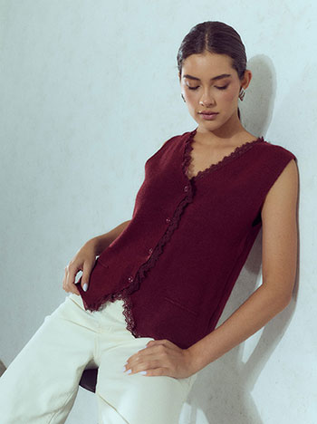 Knitted vest with lace in wine red