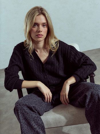 Knit cardigan with pockets in black
