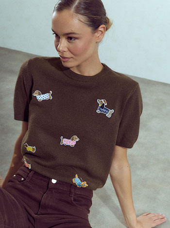 Short-sleeved sweater with dogs in brown