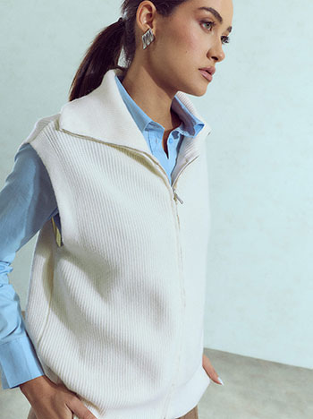 Knitted vest with zip in off white
