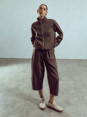 Cropped trousers in brown